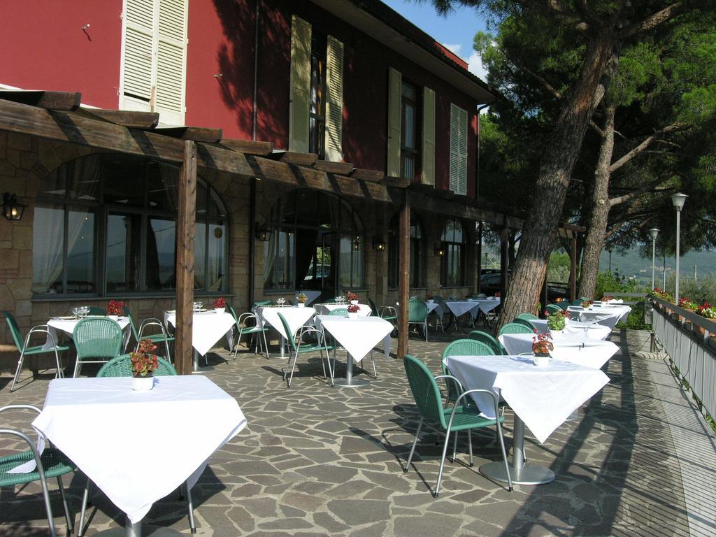 Hotel Cavalieri Passignano sul Trasimeno Exterior photo