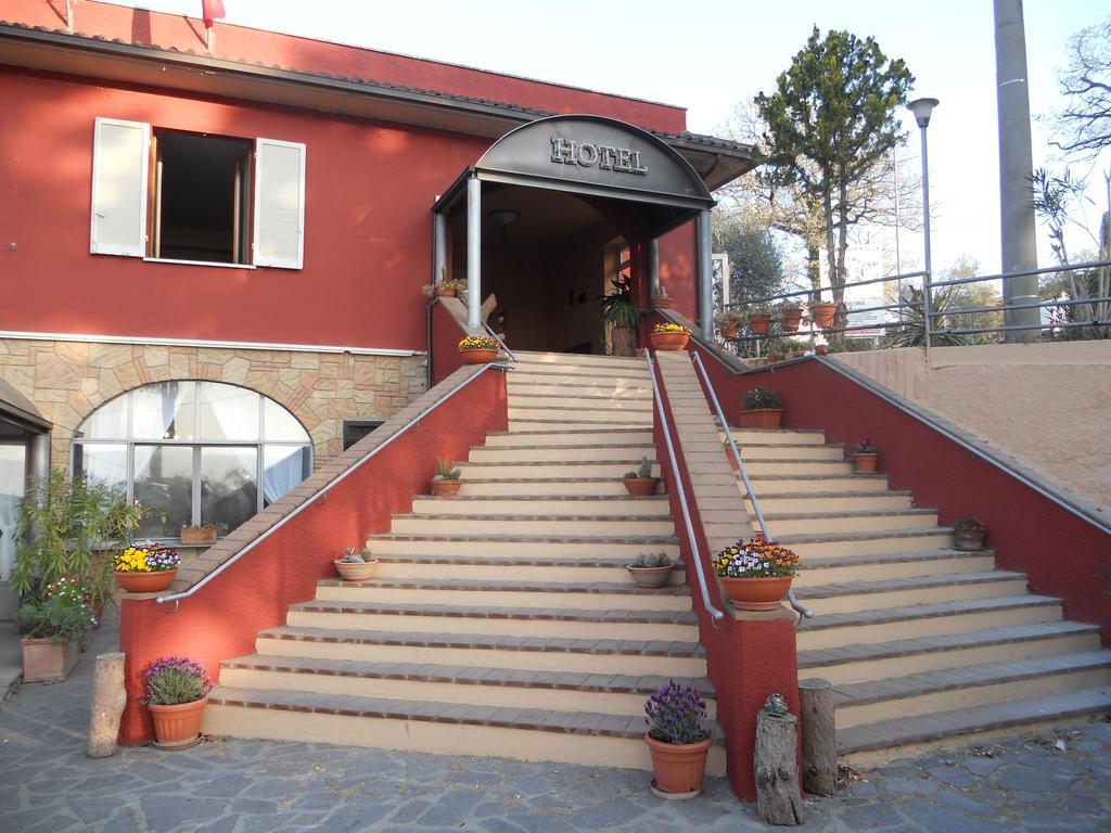 Hotel Cavalieri Passignano sul Trasimeno Exterior photo